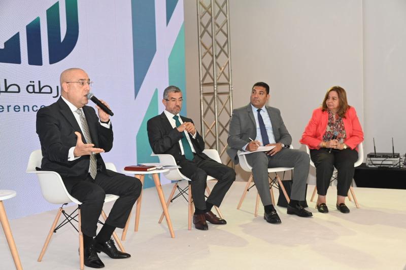 وزير الإسكان خلال جلسات المؤتمر الاقتصادى