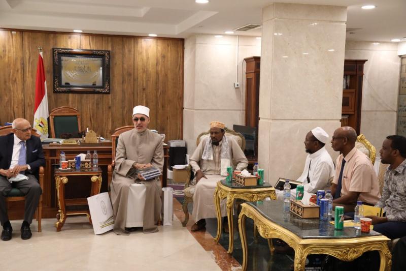 الدكتور نظير عياد يلتقي وفدًا من القيادات الدينية بجيبوتي ويبحثان التبادل العلمي