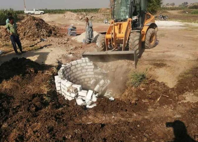 إزالة ٧ حالة تعد بالبناء على أرض زراعية في المنيا