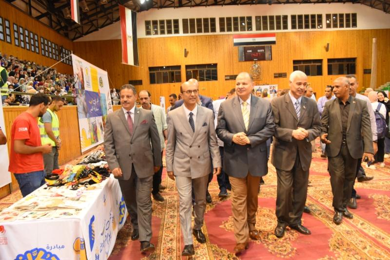 محافظ أسيوط ورئيس جامعتها يشهدان إنطلاق أعمال مبادرة " دكان الفرحة "  