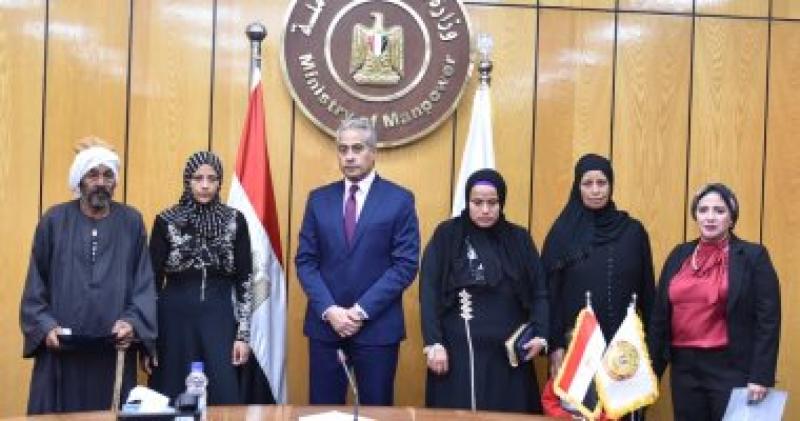 وزير القوى العاملة مع العمالة غير المنتظمة