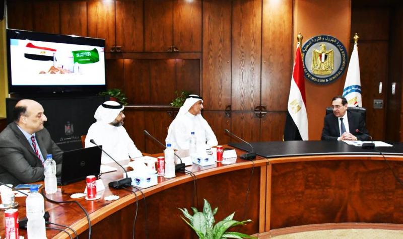 وزير البترول مع مسؤولي شركة سعودية