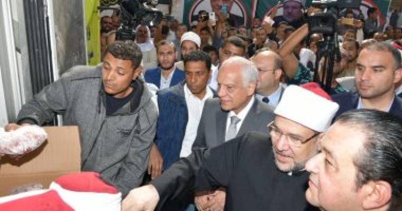 وزير الأوقاف ومحافظ الجيزة يتفقدان توزيع لحوم الصكوك