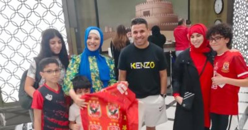 جماهير الأهلي تلتقط صورا تذكارية مع الغندور بالإمارات