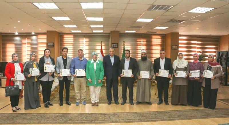 محافظ الشرقية يُسلم ١٤ متدرب شهادات إجتياز الدورة التدريبيه 