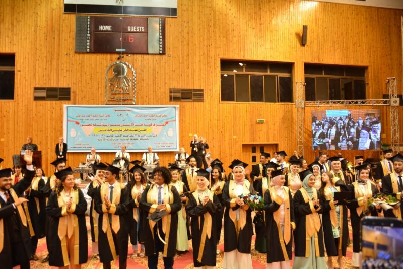 جامعة أسيوط تشهد حفل تخرج الدفعة الخامسة من كلية طب الأسنان