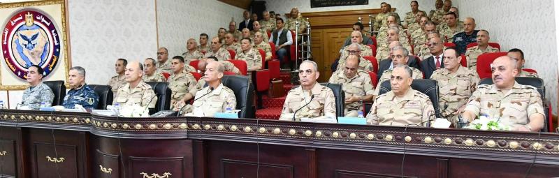 وزير الدفاع وقيادات الوزارة