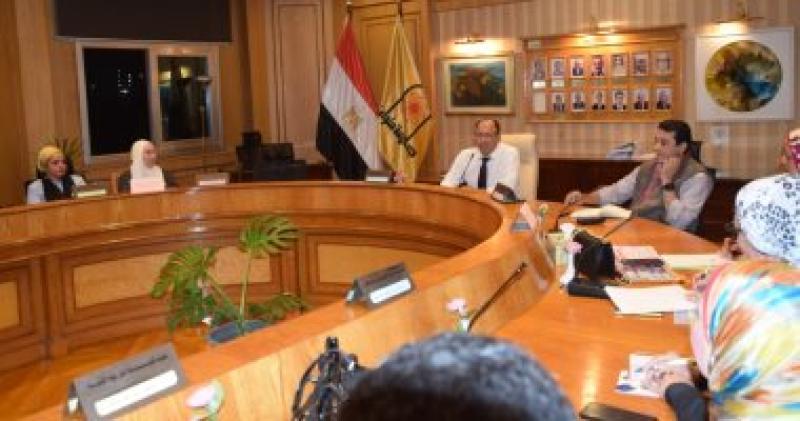 رئيس جامعة حلوان يجتمع مع منسقي البرامج بالكليات