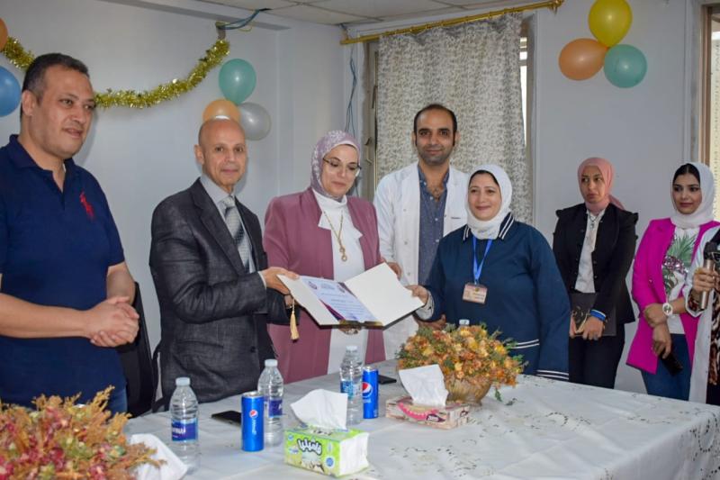 صحة الشرقية يكرم العاملين بقسم النساء والتوليد بمستشفي القنايات المركزي