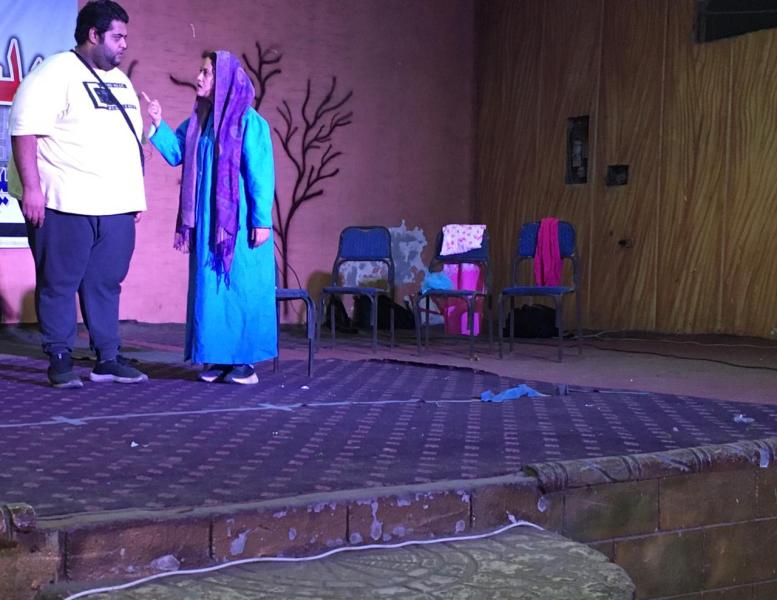 عرضا مسرحيا حول الآثار السلبية لختان الاناث والزواج المبكر