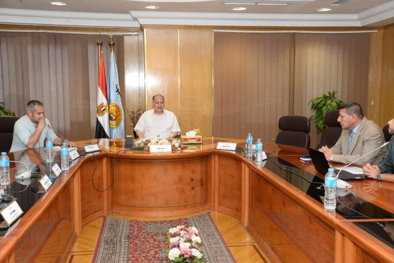 محافظ أسيوط يتابع تنفيذ مشروعات حياة كريمة  