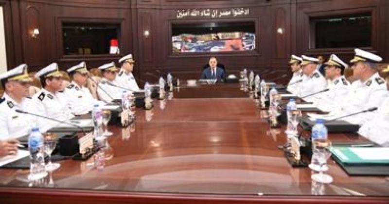 وزير الداخلية يجتمع مع القيادات الأمنية لبحث تأمين مؤتمر المناخ