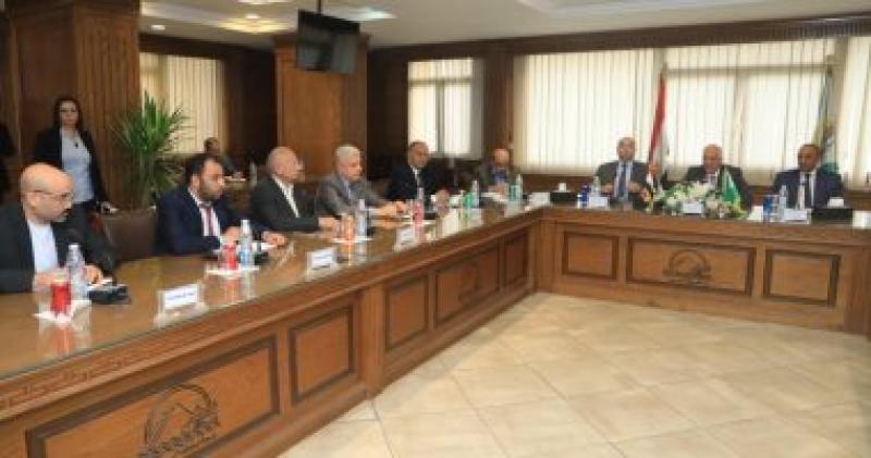محافظ الجيزة خلال لقاء ممثلي السلاسل التجارية