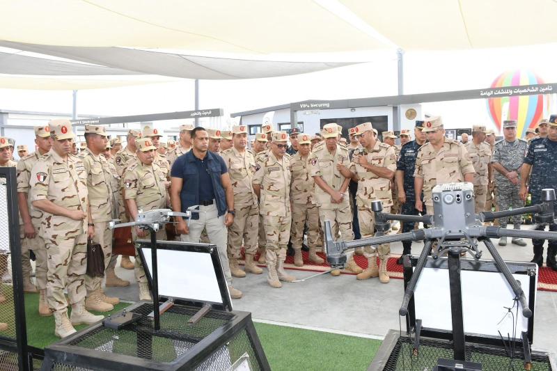 وزير الدفاع يتفقد أعمال تطوير أحد المستودعات الرئيسية لإدارة المهندسين العسكريين