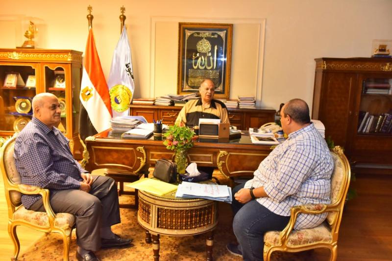 محافظ أسيوط يبحث الموقف التنفيذى لإنشاء الأسواق والمواقف النموذجية بقرى حياة كريمة  