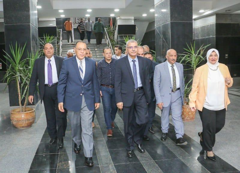 محافظ الشرقية يزور جامعة الزقازيق لتهنئة رئيس الجامعة الجديد