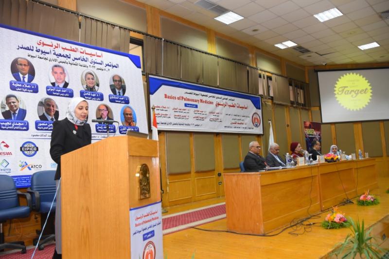 رئيس جامعة أسيوط يشيد بدور قسم أمراض الصدرفى رفع مستوى الكوادر الطبية بأسيوط