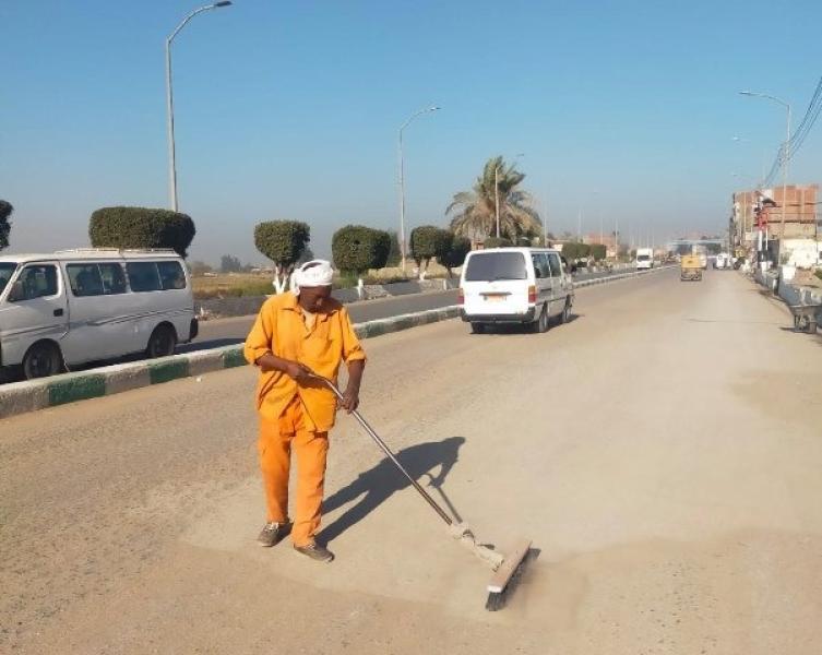  حملات النظافة والتجميل مستمرة بمراكز المحافظة   