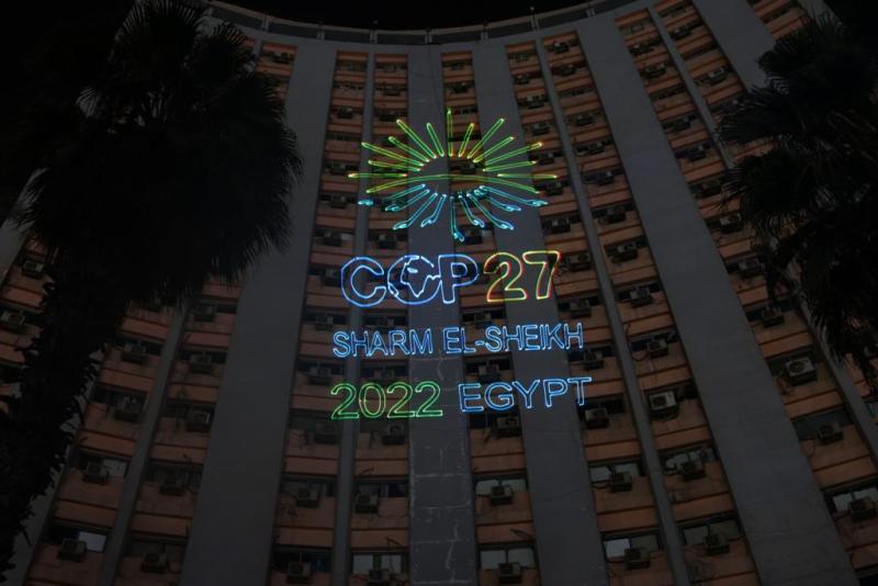 مبني وزارة الشباب والرياضة يتزين بشعار قمة المناخCOP27 