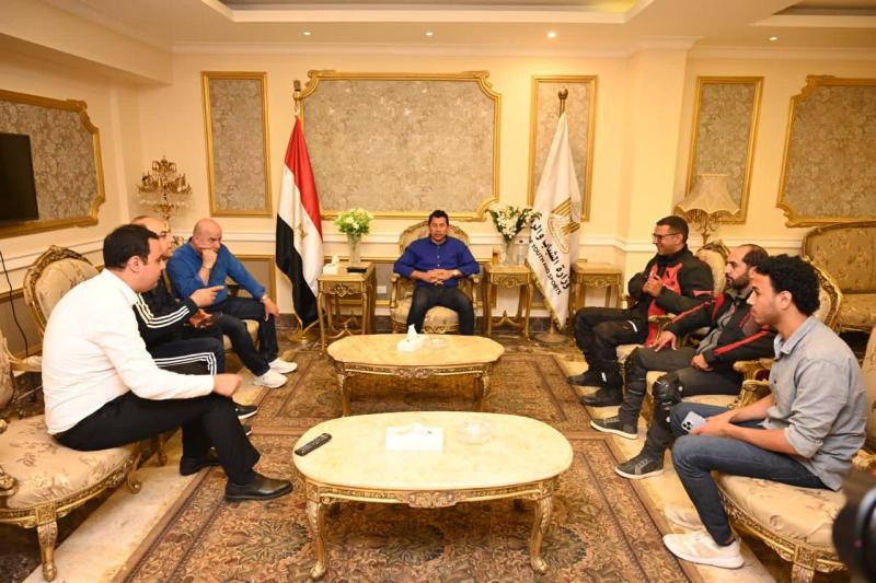 وزير الشباب والرياضة يستقبل المغامر علي عبده في ختام رحلته بشرم الشيخ