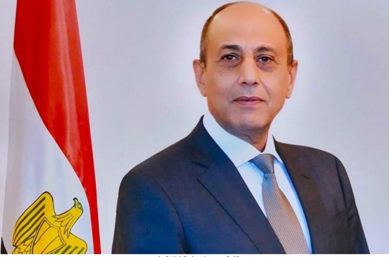 الفريق محمد عباس وزير الطيران المدنى