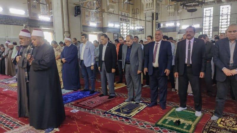  محافظ الشرقية يؤدى صلاة الجمعة بمسجد الفتح بمدينة الزقازيق