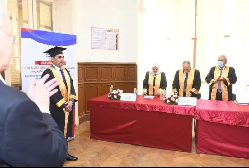 الباحث حمدى محمود   أثناء مناقشة رسالة الماجستير