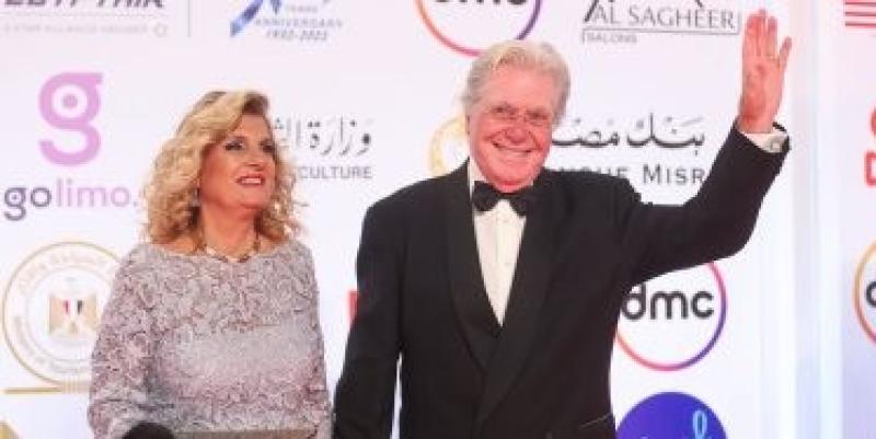 حسين فهمى وزوجته