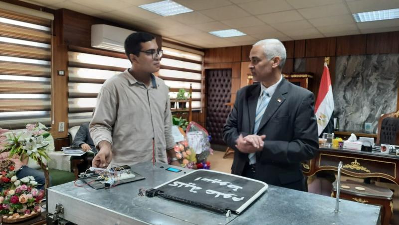 طالب بكلية العلوم جامعة أسيوط يبتكر سلة نفايات ذكية