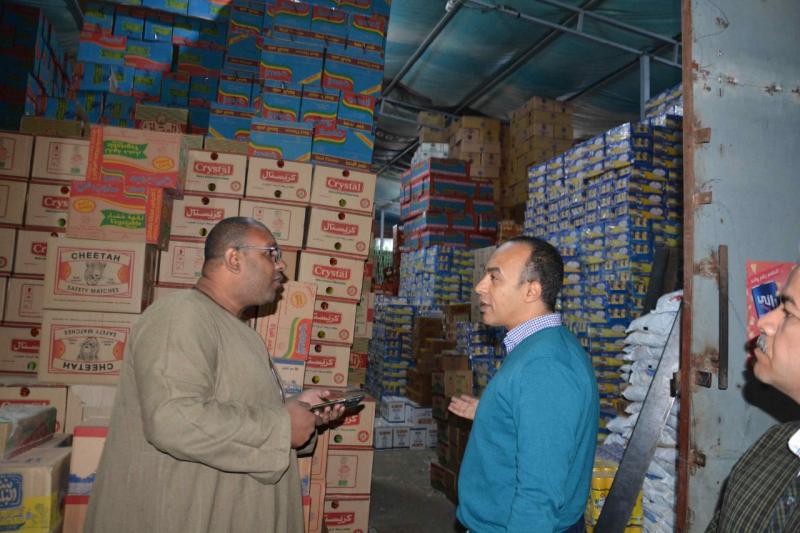 محافظ المنيا يوجه بالاستمرار في متابعة ضبط الأسواق ورصد محتكري السلع الغذائية