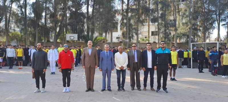 رئيس جامعة الزقازيق يتفقد كلية التربية الرياضية بنين ويجرى حوارا مع الطلاب