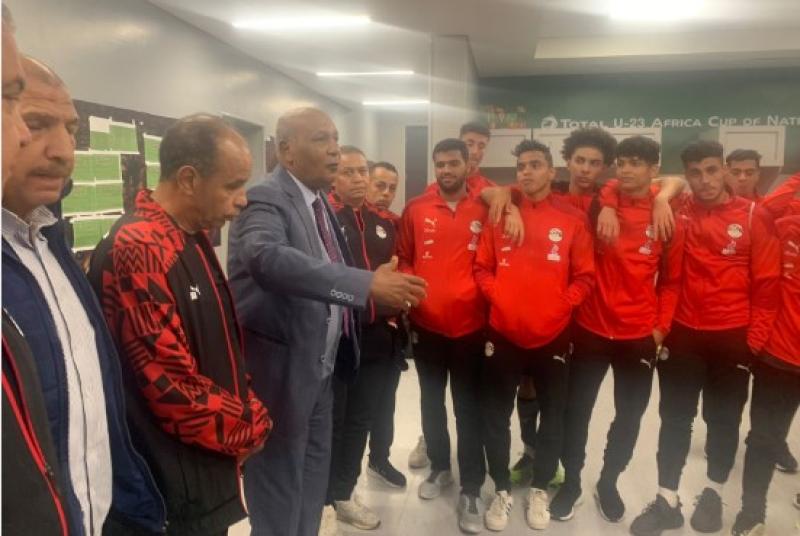 حلمى مشهور مع لاعبي منتخب الشباب 