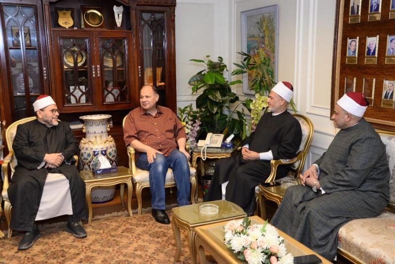 محافظ أسيوط يستعرض موقف مبادرة حق الوطن  