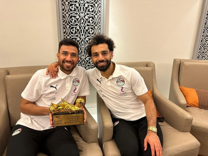 إهداء جائزة أفضل لاعب 
