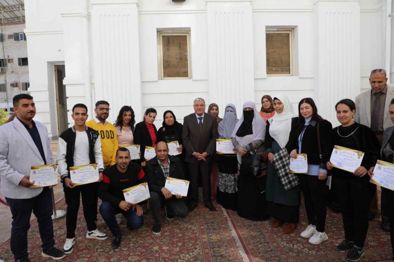 محافظ المنيا، يسٌلم 14 مشروعًا للمتميزين في الدورات التدريبية ضمن مبادرة مهنتك مستقبلك 