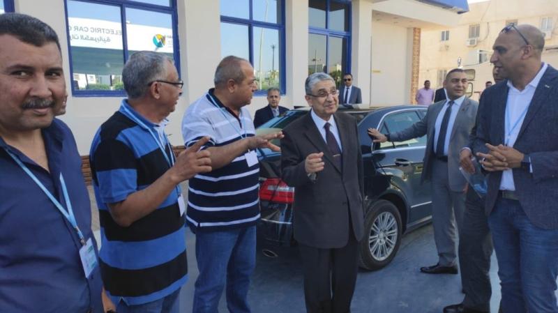 جانب من جولات وزير الكهرباء