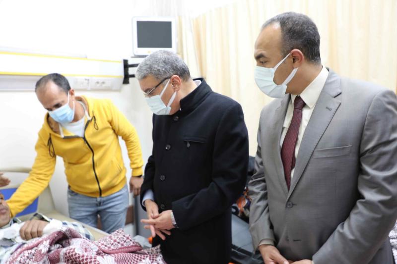 محافظ المنيا يكلف رئيس سمالوط بمتابعة حالات المصابين بحادث انقلاب سيارة