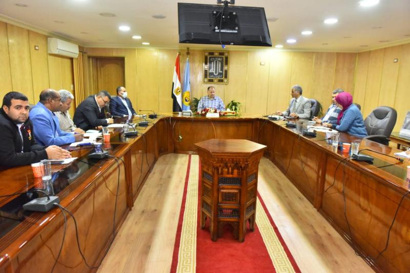 محافظ أسيوط يناقش جهود مواجهة التعديات على الأراضي ومخالفات البناء من خلال المتغيرات المكانية  