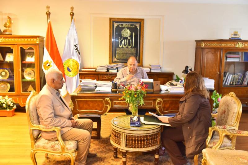محافظ أسيوط يوجه بالمتابعة المستمرة لجميع أعمال الكبارى والرصف بالمراكز والأحياء لتحقيق الإشتراطات والمواصفات الفنية والهندسية  