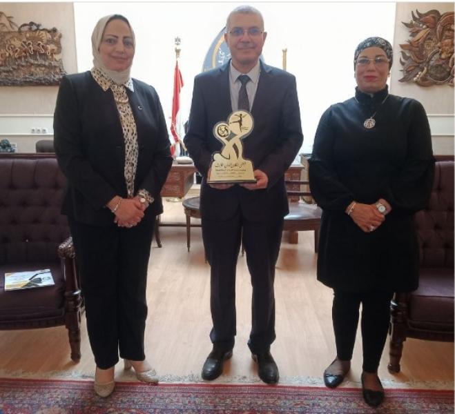 رئيس جامعة الزقازيق يتسلم درع الملتقي الأكاديمي الدولي الثالث