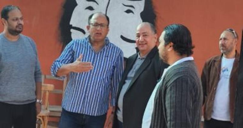 رئيس جامعة حلوان يتفقد مسرح كلية التجارة
