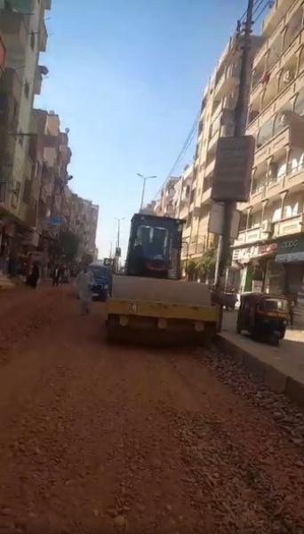 محافظ أسيوط: تربة زلطية بعدد من شوارع مدينة منفلوط تمهيداً لرصفها ضمن خطة التطوير والتجميل