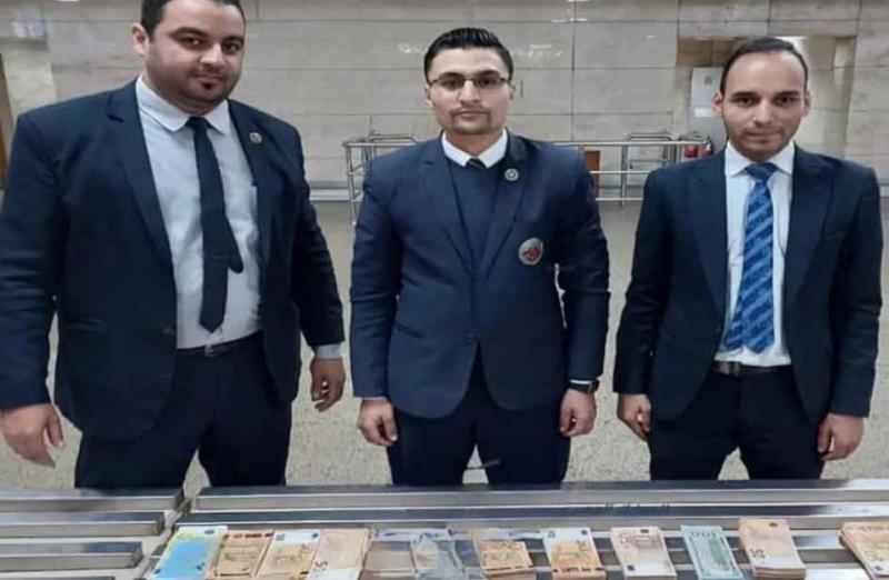 جمارك مطار القاهرة تضبط محاولة تهريب كمية من النقد الأجنبي