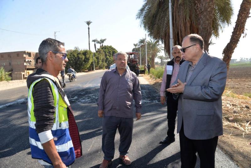 محافظ أسيوط يتفقد أعمال استكمال رصف طريق "أسيوط – سوهاج" الزراعي ويشدد على مراعاة معايير الجودة  