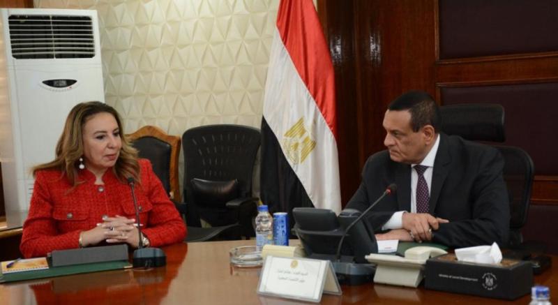 اجتماع وزيرالتنمية المحلية مع نائبة وزير الاتصالات
