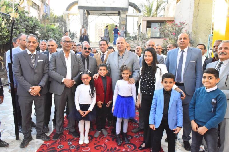 محافظ أسيوط يشهد احتفالية مدارس ديروط لمواجهة التغيرات المناخية والحفاظ على البيئة  