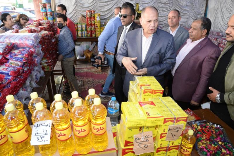 محافظ أسيوط يفتتح معرض الغرفة التجارية لبيع السلع الغذائية بأسعار مخفضة 
