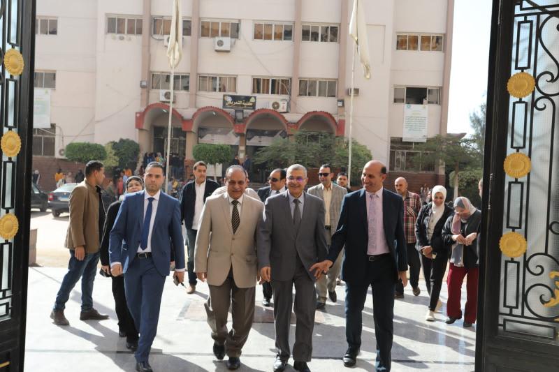 رئيس جامعة الزقازيق يقوم بزيارة تفقدية لكلية التجارة  