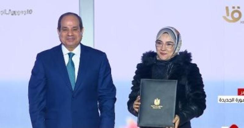 جانب من تسليم العقود