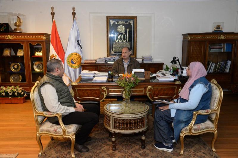 محافظ أسيوط يتابع تجهيزات مقر مكتبة مصر العامة بقرية بني عدي بمنفلوط  